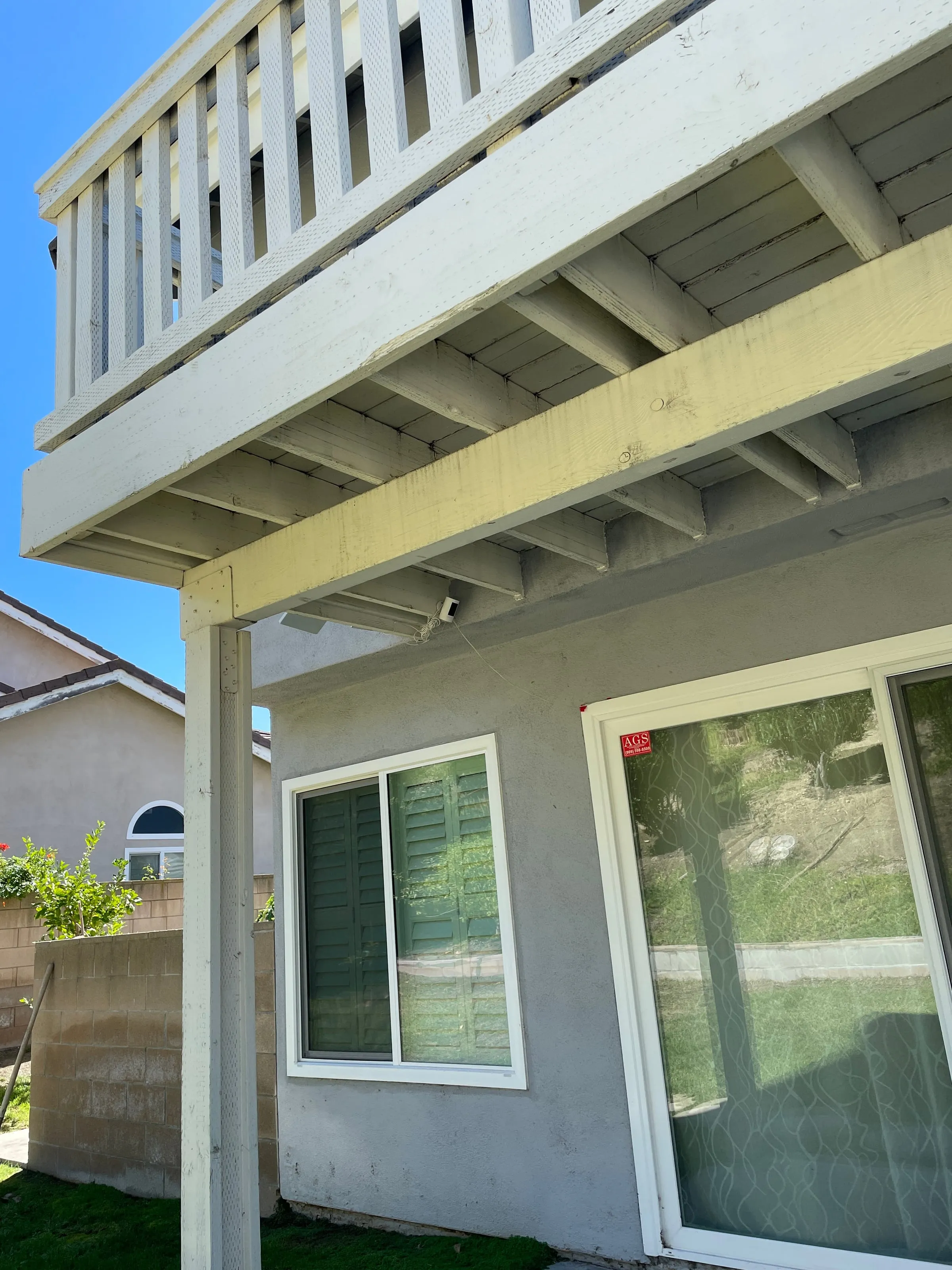 改造前 — 底部木结构发黄