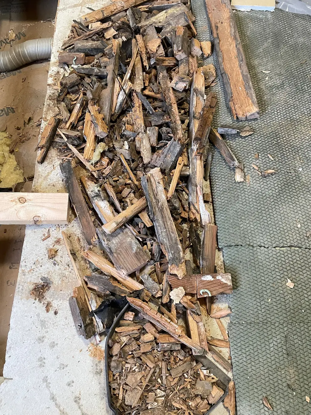 施工中 — 拆除腐朽材料