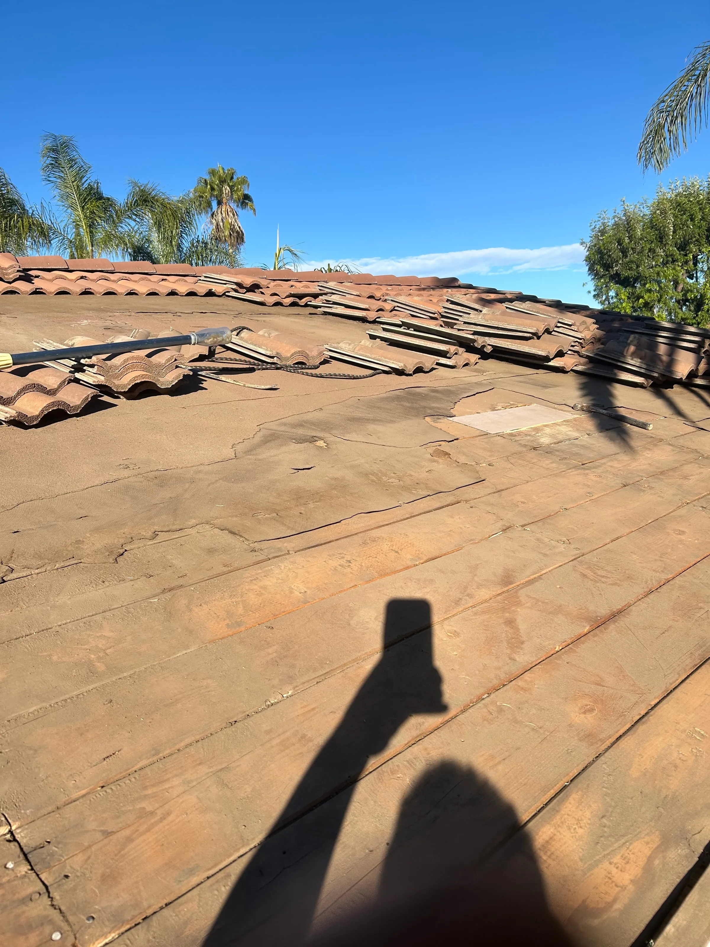 改造前 — 瓦片移位基层暴露