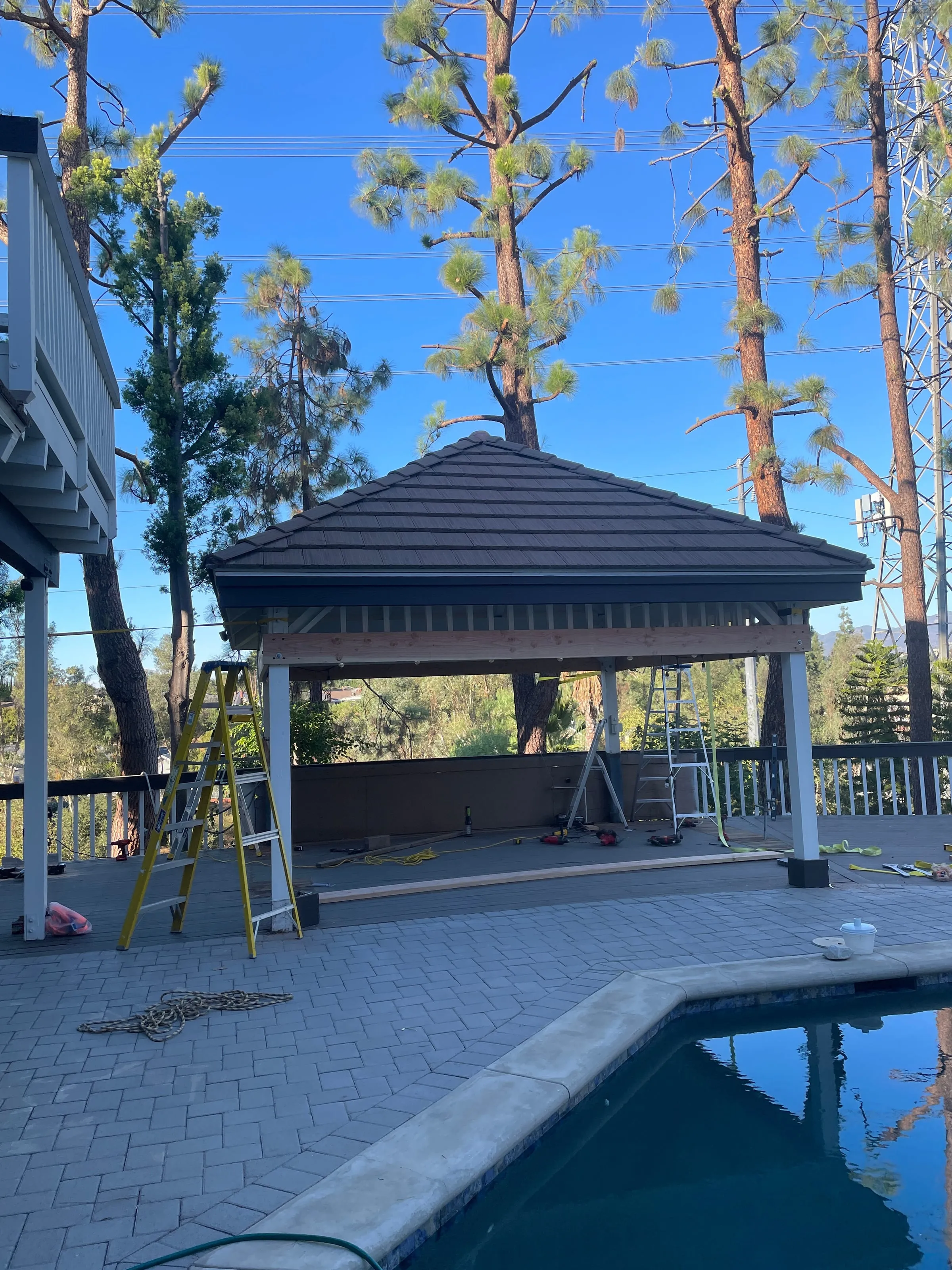 施工中 — 倾斜支柱更换