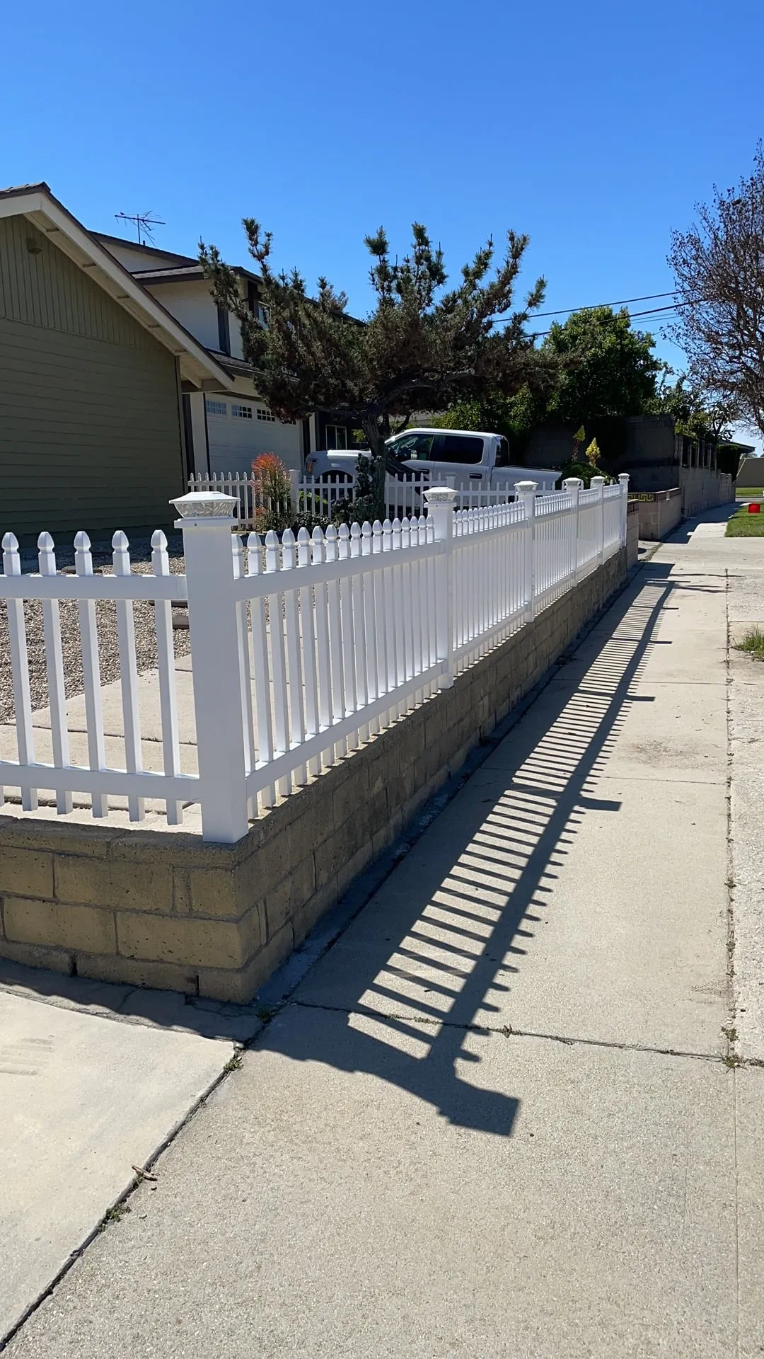 白色栅栏庭院整理