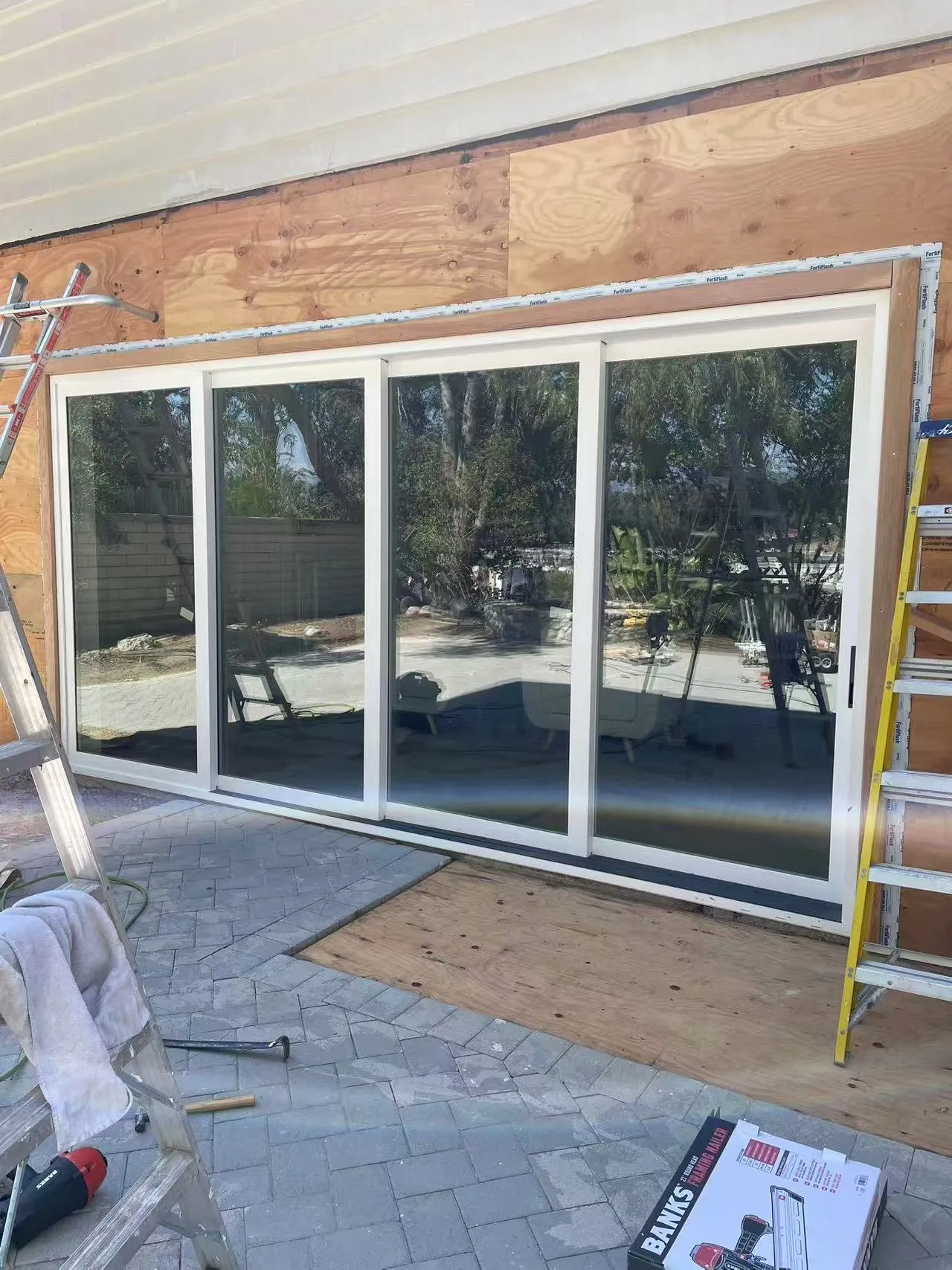 施工中 — 推拉门安装与基层暴露