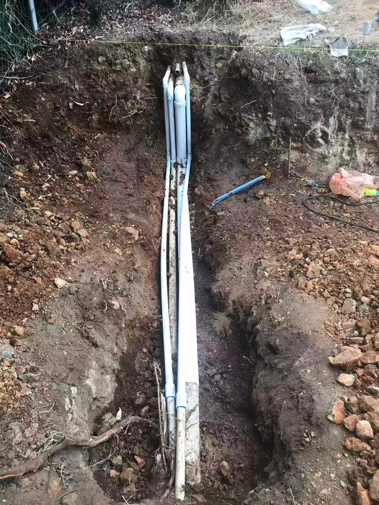 施工中 — 开沟埋设排水与灌溉管线