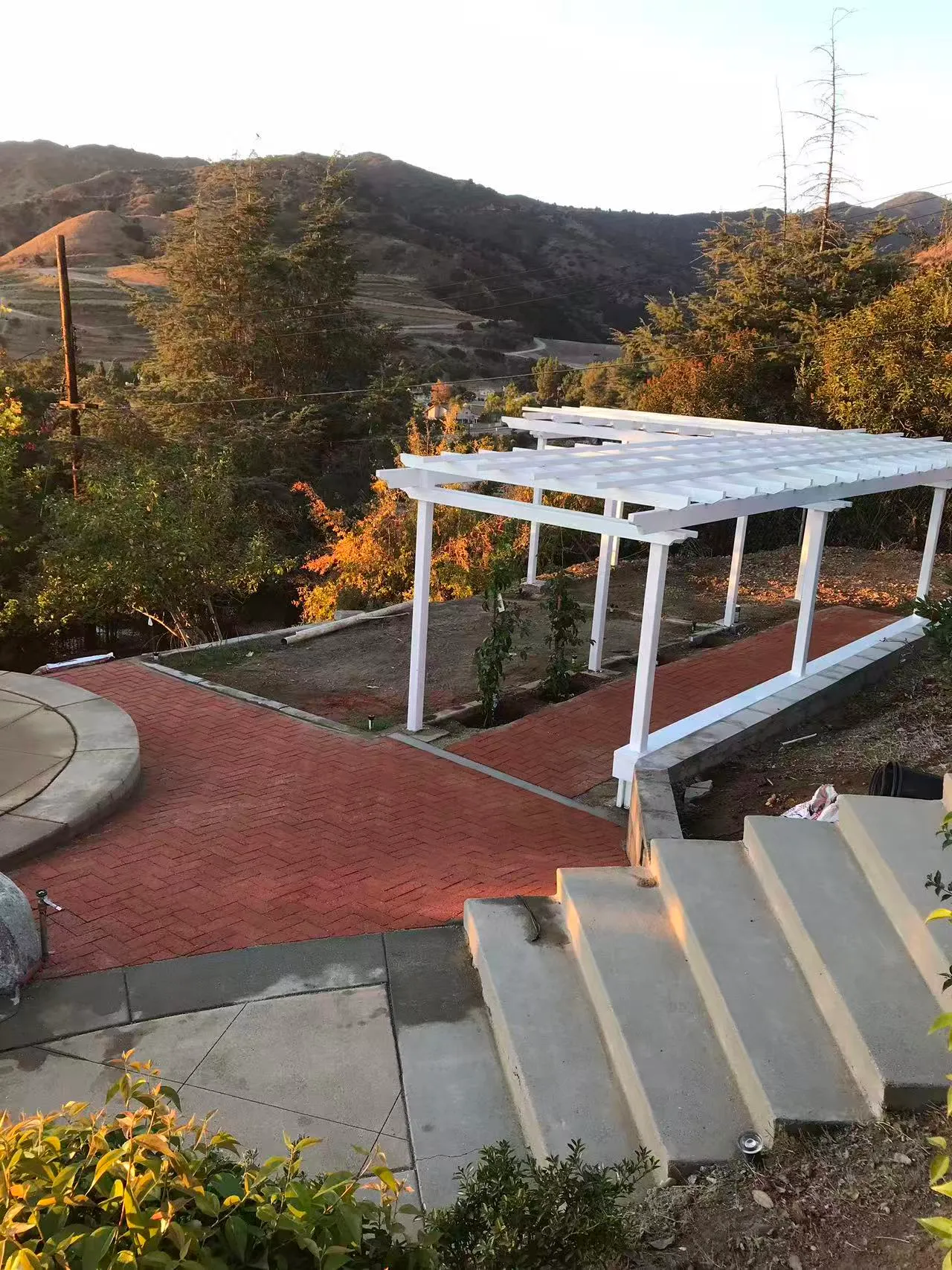 半山别墅花架与砖铺庭院