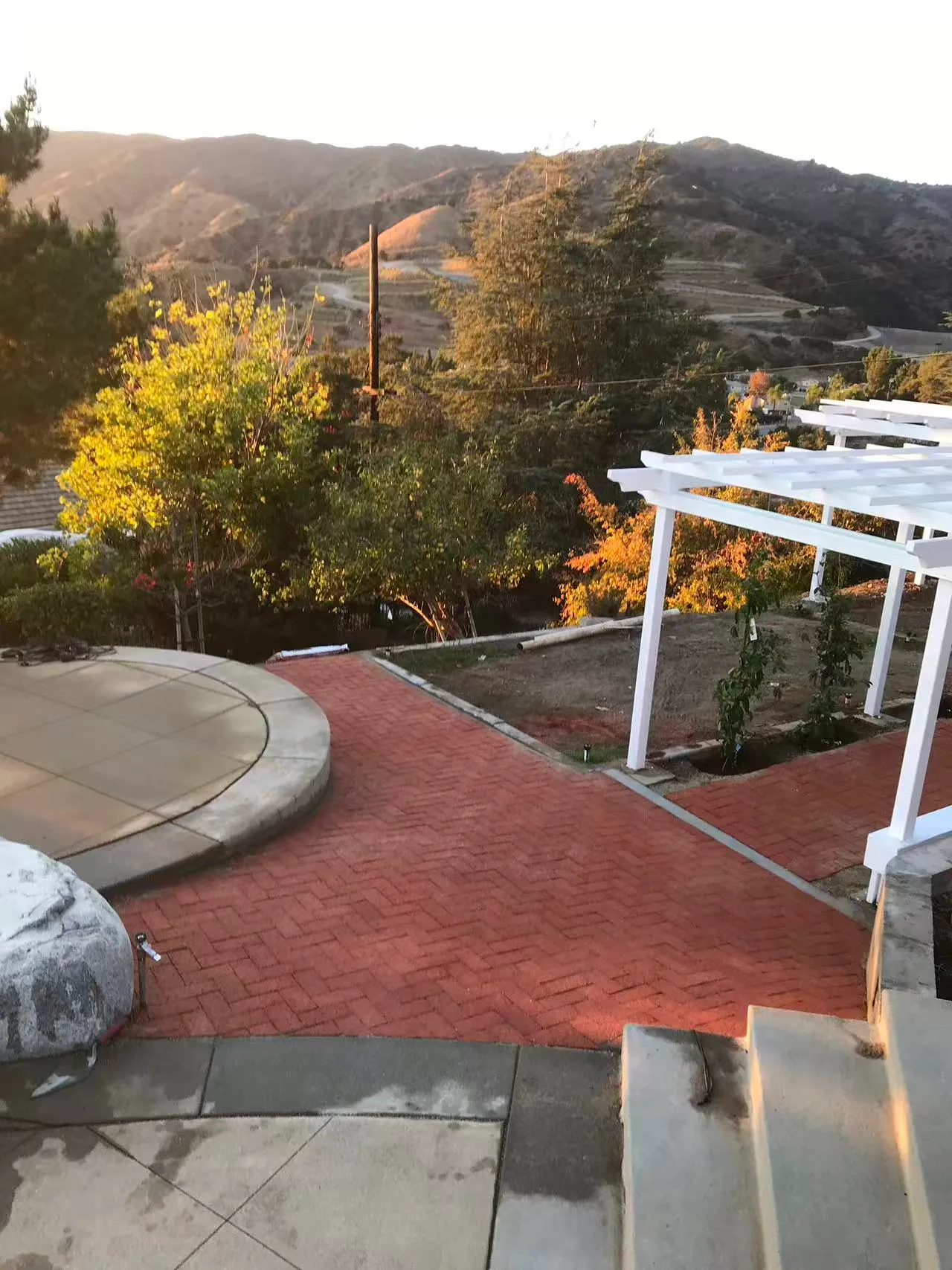 完工 — 露台与花架全景