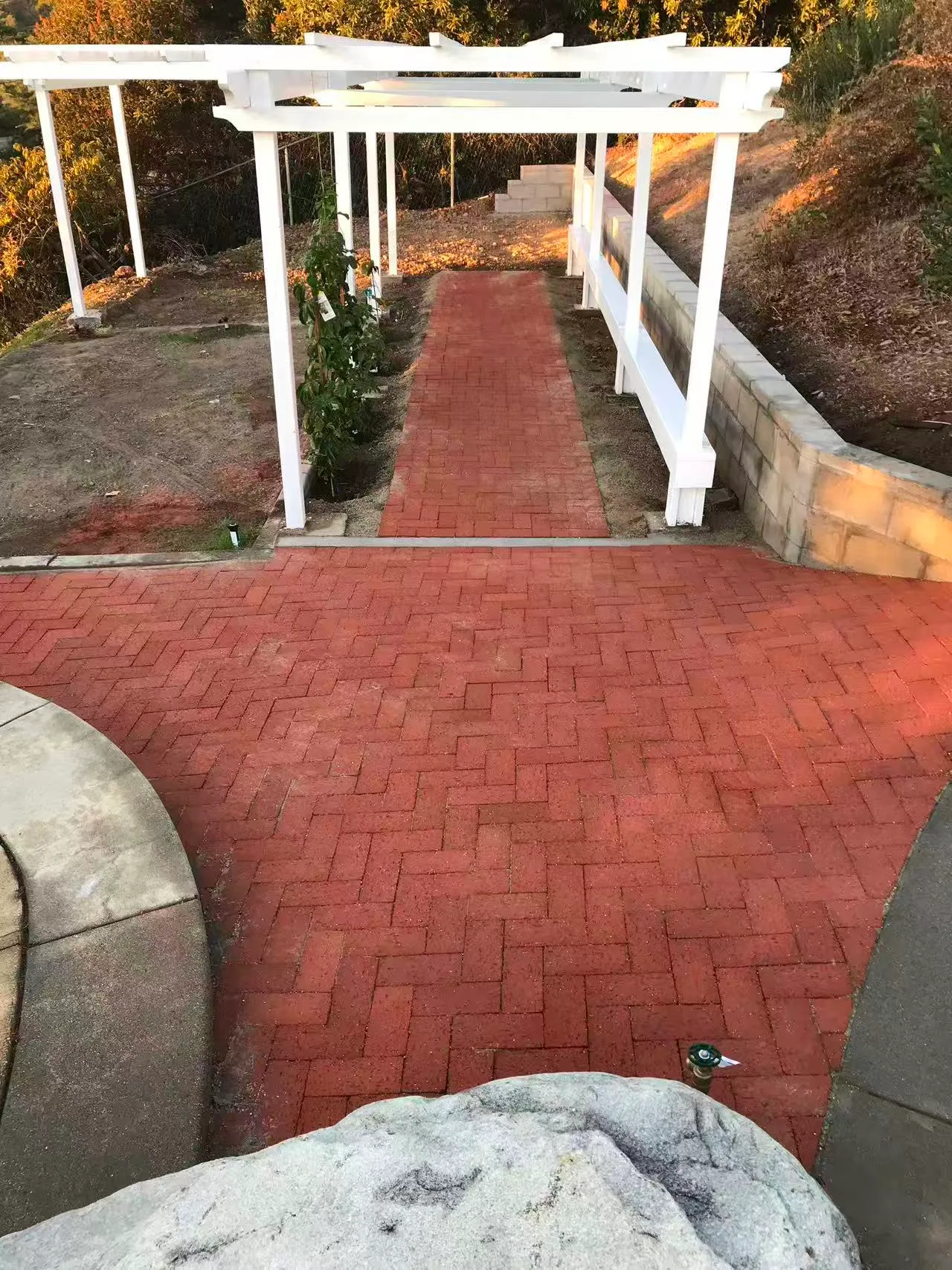 完工 — 红砖步道通向长廊